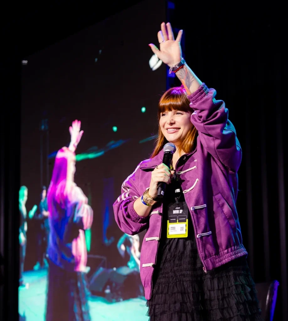 Brenda Olivieri no palco com microfone